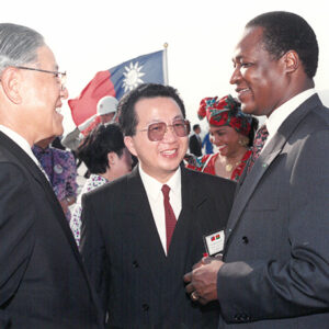 總統於松山機場歡迎布吉納法索總統龔保雷伉儷-李總統照片冊-MOFA109179CF-2020-12-PH00115-070