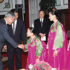 以茶會款待「韓國小天使藝術團」團長李茂卿等人於總統府-李總統照片冊-MOFA109179CF-2020-12-PH00115-080