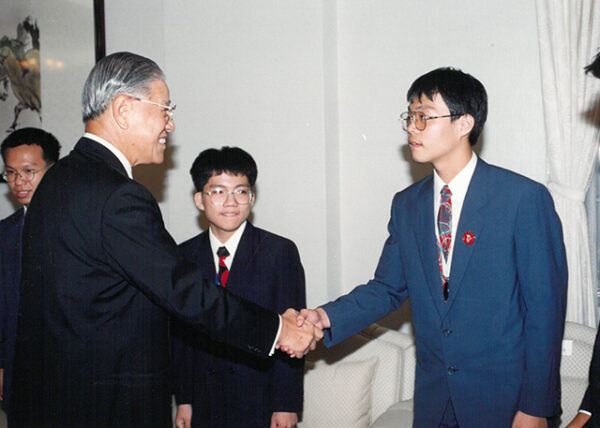 總統接見參加「一九九四年國際數學、物理、化學、資訊奧林匹亞競賽」得獎代表於總統府-李總統照片冊-MOFA109179CF-2020-12-PH00115-101
