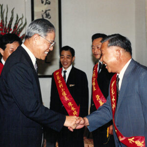 總統接見80年農田水利會模範小組長張大松等人於總統府-李總統照片冊-MOFA109179CF-2020-12-PH00121-123