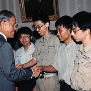 總統接見我國參加亞太數學奧林匹亞競賽獲獎代表吳宏五等人於總統府-李總統照片冊-MOFA109179CF-2020-12-PH00121-125