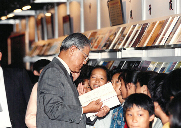 總統參觀教科書演進展於國立編譯館-李總統照片冊-MOFA109179CF-2020-12-PH00121-126