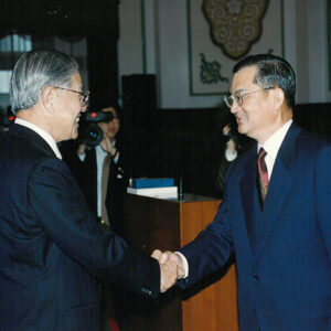 總統接見行政院連戰院長並以茶會款待八十三年全國模範公務人員代表於總統府-李總統照片冊-MOFA109179CF-2020-12-PH00122-026