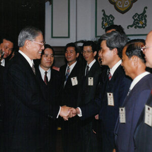 總統接見行政院連戰院長並以茶會款待八十三年全國模範公務人員代表於總統府-李總統照片冊-MOFA109179CF-2020-12-PH00122-027