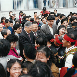 總統蒞臨「社區文化研習觀摩會」(高雄縣岡山鎮)-李總統照片冊-MOFA109179CF-2020-12-PH00122-060