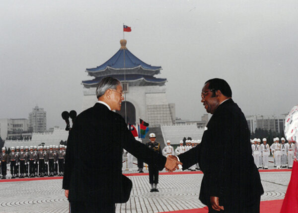 軍禮歡迎馬拉威共和國總統莫魯士(台北市中正紀念堂)-李總統照片冊-MOFA109179CF-2020-12-PH00122-105