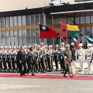 軍禮歡迎幾內亞比索國務委員會主席維拉閣下於松山機場-李總統照片冊-MOFA109179CF-2020-12-PH00123-027