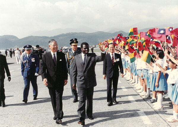 軍禮歡迎幾內亞比索國務委員會主席維拉閣下於松山機場-李總統照片冊-MOFA109179CF-2020-12-PH00123-030