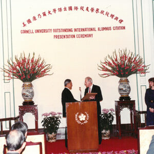 美國康乃爾大學贈予李總統傑出校友榮譽狀於總統府-李總統照片冊-MOFA109179CF-2020-12-PH00123-097